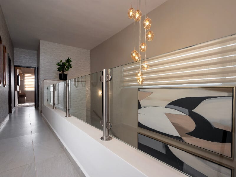 Escalera con barandal de cristal del modelo Arezzo en el fraccionamiento Xandora Residencial de la inmobiliaria Javer