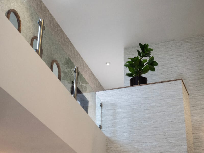 Escalera con barandal de cristal del modelo Arezzo en el fraccionamiento Xandora Residencial de la inmobiliaria Javer