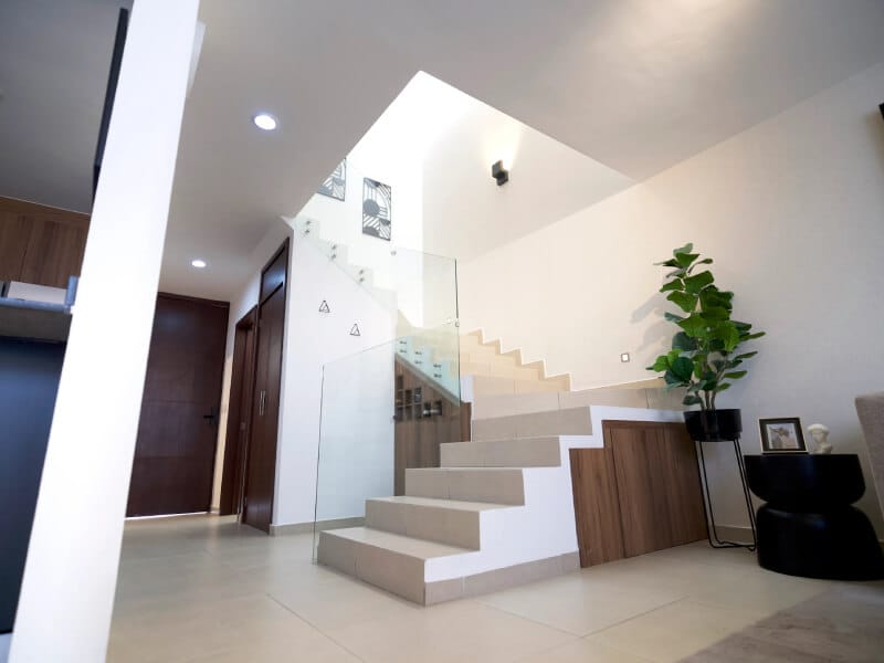 escaleras-barandal-cristal-arbore-casas-javer-blanc