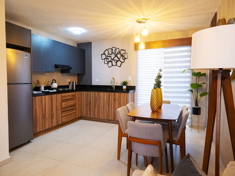 Cocina y comedor en modelo Águila Premier de fraccionamiento Valle de Santa Elena Sector San José de la inmobiliaria Javer en Nuevo León