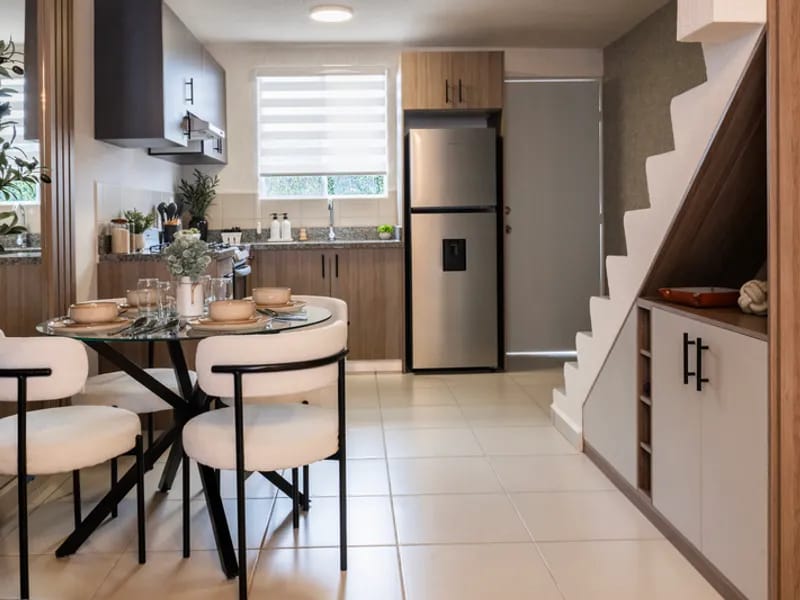 Cocina con comedor en el modelo Albatros del fraccionamiento El Jaral que pertenece a la inmobiliaria Javer