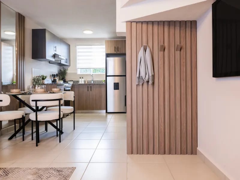 Comedor con cocina del modelo Albatros del fraccionamiento El Jaral que pertenece a la inmobiliaria Javer