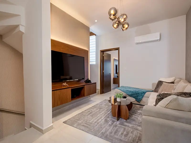 Sala con TV en el modelo Aura Elite 3N del fraccionamiento Bosques de la Sierra en inmobiliaria Javer de Nuevo León